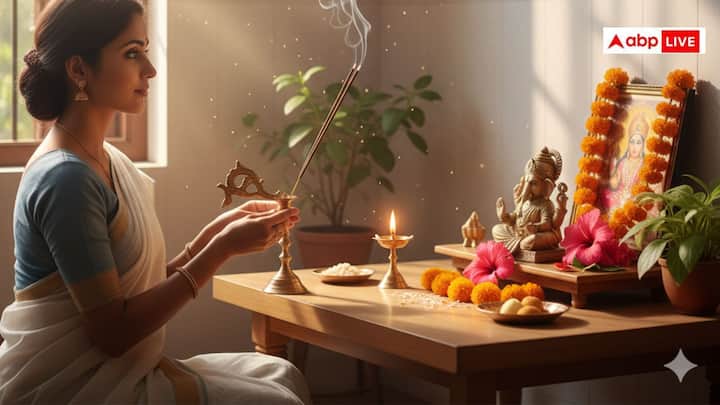 रोजाना पूजा में अगरबत्ती जलाना देवी-देवताओं को प्रसन्न करने, मन को शांत करने, सकारात्मक ऊर्जा लाने और वातावरण को सुगंधित करने का एक धार्मिक महत्व रखता है. मान्यता है कि अगरबत्ती का धुआं प्रार्थनाओं को ईश्वर तक ले जाता है और घर में सुख-समृद्धि लाता है.