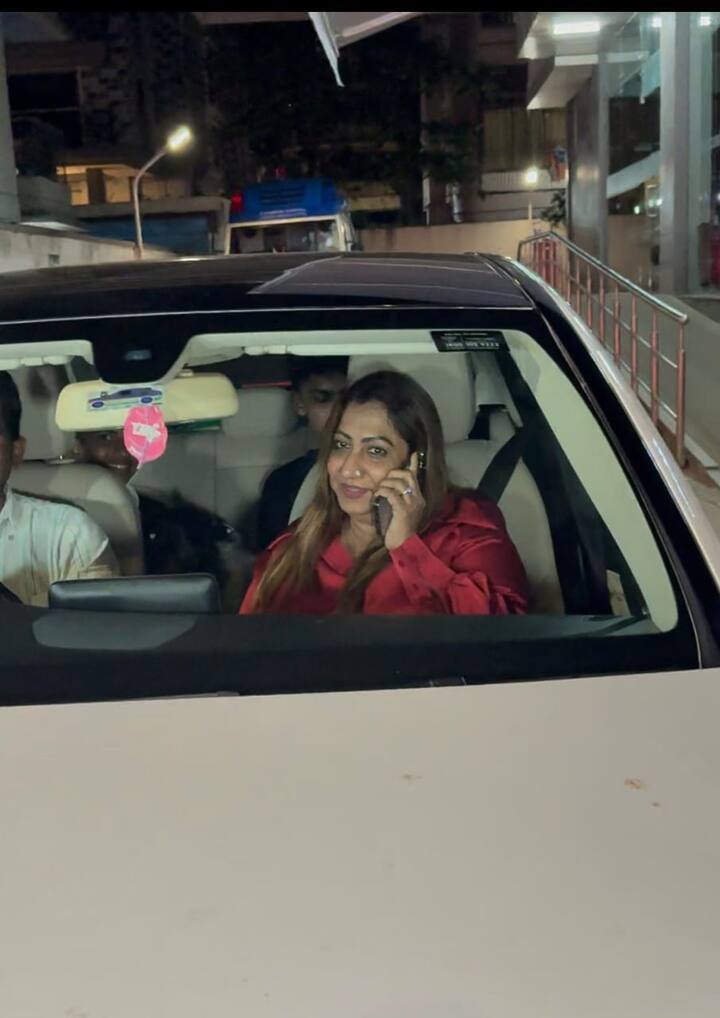 वहीं दूसरी ओर मेकअप आर्टिस्ट शूरा खान की मां महजबीन खान भी हिंदुजा हॉस्पिटल पहुंचीं. उन्होंने भी अपनी बेटी और नातिन को खूब प्यार दिया.