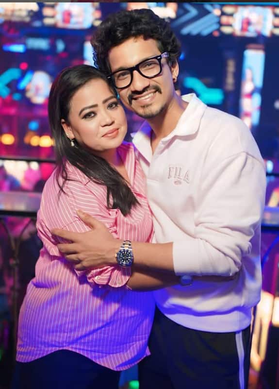 एक्ट्रेस फोटो में बेबी बंप फ्लॉन्ट करती दिख रही हैं. कॉमेडियन भारती सिंह का पहले से एक बेटा है, जिसे वे प्यार से गोला कहती हैं.