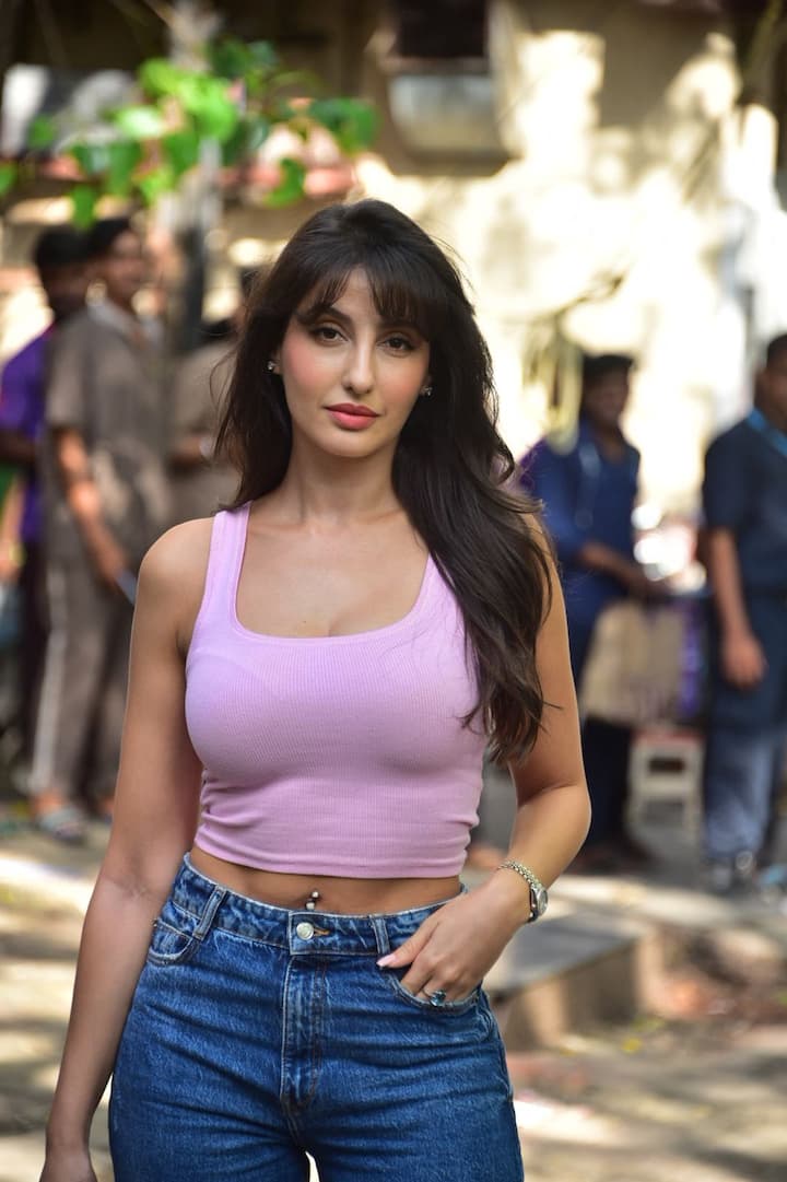 वायरल पिक्चर्स में नोरा फतेही की नेचुरल ब्यूटी भी देखने को मिली. गालों में हल्का सा ब्लश लगाते हुए और हल्की ही मुस्कान के साथ उन्होंने अपने लुक पर चार–चांद लगा दिया है.