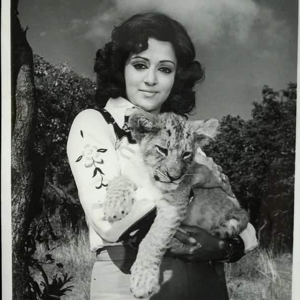 बाद में हेमा ने जितेंद्र को मना कर दिया. लेकिन असली ट्विस्ट तब आया जब 4 बच्चों के पिता धर्मेंद्र ने धर्म बदलकर एक्ट्रेस से शादी कर ली.