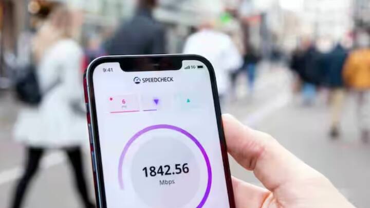 તમારી ઇન્ટરનેટ સ્પિડ તપાસવી એ ખૂબ જ સરળ અને ઝડપી પ્રક્રિયા છે. તેમાં એક મિનિટ કરતા પણ ઓછો સમય લાગે છે. તમે નીચે સૂચિબદ્ધ પ્લેટફોર્મનો ઉપયોગ કરી શકો છો: Speedtest.net, Fast.com, અથવા ફક્ત Google માં 