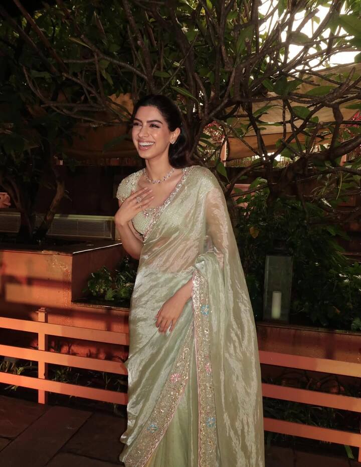 जाह्नवी और खुशी दोनों बहनें इवेंट में एक साथ बेहद प्यारी लग रही थीं. दोनों की हंसी-मजाक और बॉन्डिंग ने पूरे माहौल में खुशियां घोल दीं. सोशल मीडिया पर दोनों की तस्वीरें जमकर वायरल हुईं और फैंस ने उनकी तारीफों के पुल बांध दिए.