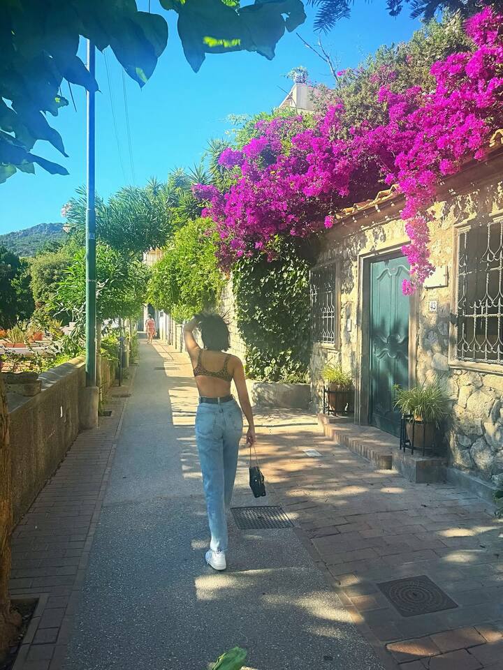 तारा ने अपनी तस्वीरों में इटली की अलग-अलग लोकेशन की झलक दिखाई. लेकिन फैंस की नजरें सिर्फ एक्ट्रेस पर ही अटक गई है.