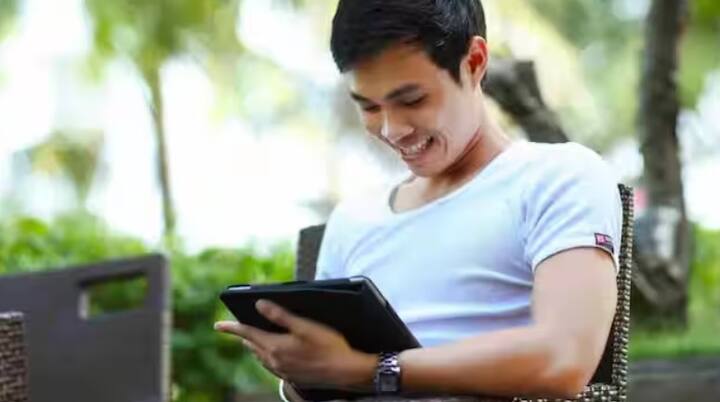 નિયમિત ઇન્ટરનેટ સ્પીડ ચેક કરવાથી ફક્ત તમારા ઓનલાઈન અનુભવમાં સુધારો થતો નથી પણ તમને એ સમજવામાં પણ મદદ મળે છે કે તમે ખરેખર જે સ્પીડ માટે ચૂકવણી કરી રહ્યા છો તે મળી રહી છે કે નહીં. યોગ્ય માહિતી અને સમયસર ટેસ્ટ સાથે તમે તમારા કનેક્શનનો મહત્તમ ઉપયોગ કરી શકો છો અને ઝડપી, સરળ ઇન્ટરનેટ અનુભવ જાળવી શકો છો.