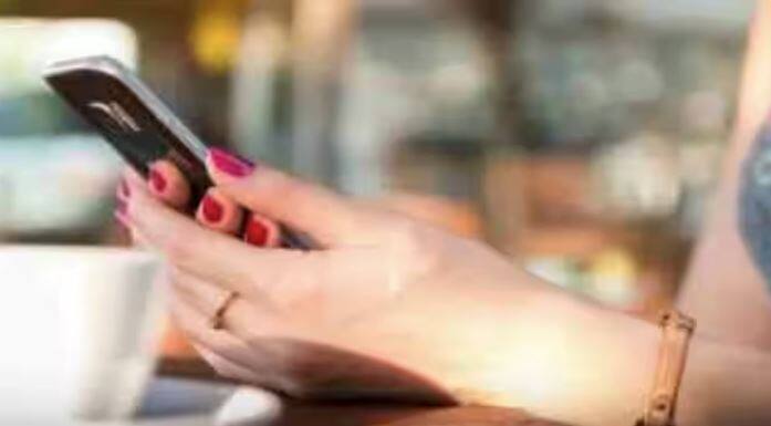 ਮਾਈਕ੍ਰੋਮੈਕਸ ਦਾ X1i ਮਾਡਲ ਬਜਟ ਸੈਗਮੈਂਟ ਵਿੱਚ ਵੀ ਪ੍ਰਸਿੱਧ ਹੈ। ਇਸਦੀ ਕੀਮਤ ਲਗਭਗ ₹1,500 ਹੈ। ਇਸ ਵਿੱਚ 2.4-ਇੰਚ ਡਿਸਪਲੇਅ, ਕੈਮਰਾ ਸਪੋਰਟ, ਅਤੇ ਬਲੂਟੁੱਥ ਕਨੈਕਟੀਵਿਟੀ ਵਰਗੀਆਂ ਬੁਨਿਆਦੀ ਵਿਸ਼ੇਸ਼ਤਾਵਾਂ ਹਨ। ਇਸਦਾ ਹਲਕਾ ਡਿਜ਼ਾਈਨ ਅਤੇ ਕਿਫਾਇਤੀ ਕੀਮਤ ਇਸਨੂੰ ਘੱਟ ਬਜਟ ਵਾਲੇ ਉਪਭੋਗਤਾਵਾਂ ਲਈ ਆਦਰਸ਼ ਬਣਾਉਂਦੀ ਹੈ।