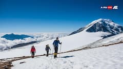 माउंट एवरेस्ट पर आया बर्फीला तूफान, एक पर्वतारोही की मौत,  तिब्बती ढलानों से 137 का रेस्क्यू