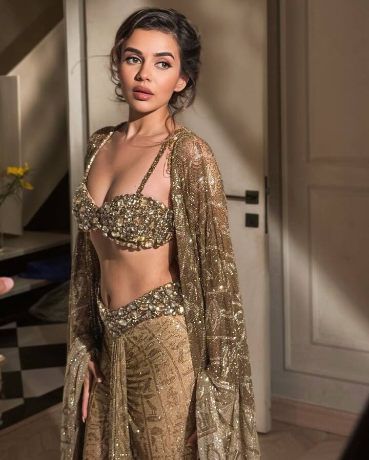 लेकिन, कम उम्र में ही कोमल फैशन इंडस्ट्री की ओर आकर्षित हो गई थीं. कॉलेज के दौरान ही वो फेसबुक पर #लुकऑफ द डे पोस्ट किया करते थे.