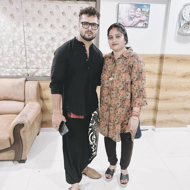 खेसारी लाल यादव की वाइफ चंदा यादव बेहद सिंपल और देसी लाइफस्टाइल जीती हैं. इंस्टाग्राम पर मौजूद उनकी फोटोज इस बात की गवाह हैं.