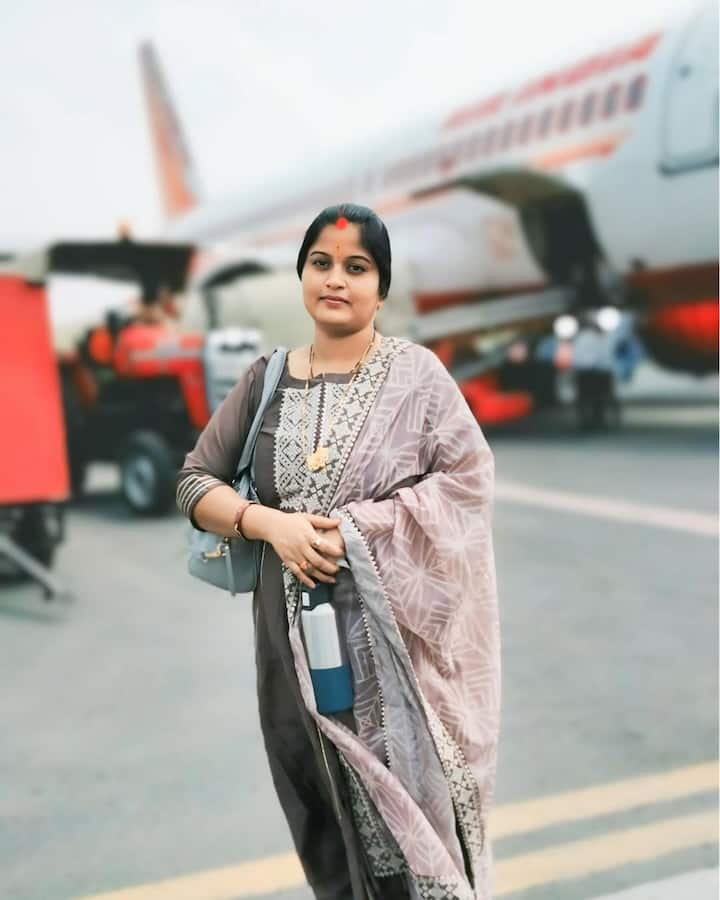 इस प्रिंटेड सूट में भी चंदा यादव बहुत अच्छी लग रही हैं. फोटो में वो एयरपोर्ट पर नजर आ रही हैं.