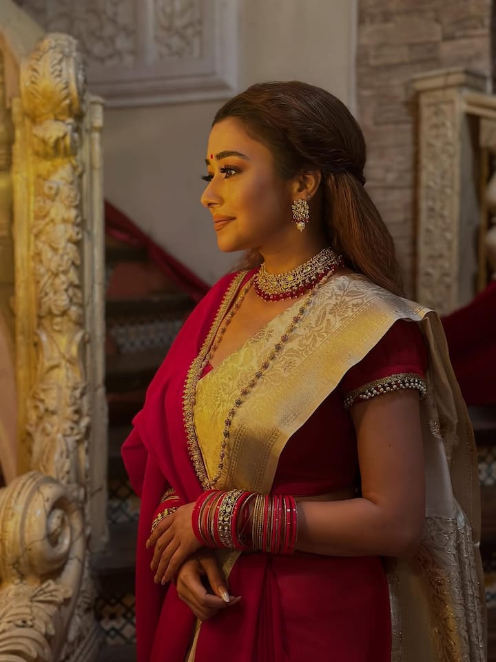 Tina Datta, best known for her celebrated television performances and effortless transition into fashion editorials, continues to surprise with her versatility. Over the years, she has evolved from the girl-next-door image to a muse for luxury Indian wear brands. This shoot showcases her as not just an actor but a fashion icon redefining modern ethnic aesthetics. ( All Pics Credit: Instagram/@tinadatta)
