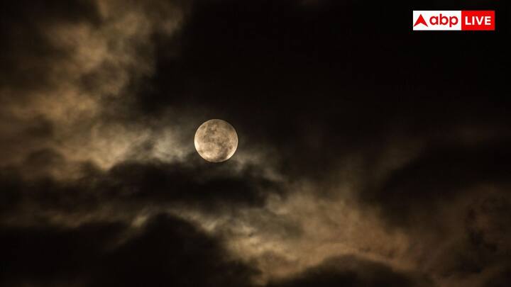 इसी के साथ बिहार के मिथिला क्षेत्र और नेपाल के कुछ हिस्सों में चौरचन के दौरान चंद्रमा को पवित्रता और समृद्धि के प्रतीक के रूप में पूजा जाता है. इस दिन महिलाएं परिवार की खुशहाली के लिए चंद्रमा की पूजा करती हैं.