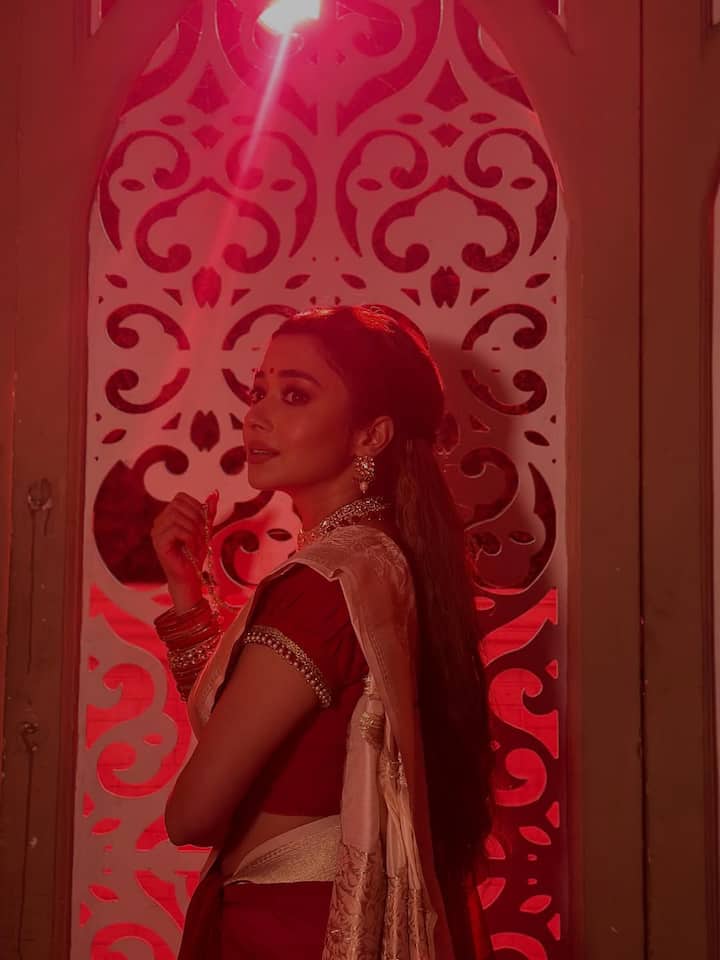 Her hair, softly blow-dried and tied half-back, allows her jewelry and expressions to shine through. It’s the kind of styling that celebrates natural beauty while enhancing timeless aesthetics.