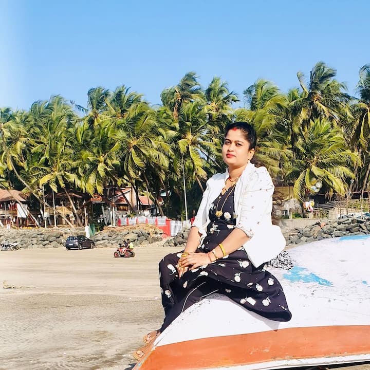 ब्लैक कलर की फ्रॉक के साथ व्हाइट ब्लेजर कैरी किए चंदा ने स्टाइलिश लुक क्रिएट किया है. उन्हें समुंदर किनारे पोज देते देखा जा सकता है.