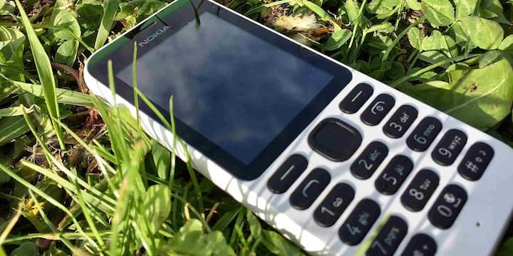 105 models of Nokia have always been known for budget and durable phones. Its price is around ₹ 1,200- ₹ 1,400. It has a 1.8 -inch display, FM radio, two SIM support and long -lasting 800 mAh battery. This phone is very much liked due to its simplicity and long battery life.