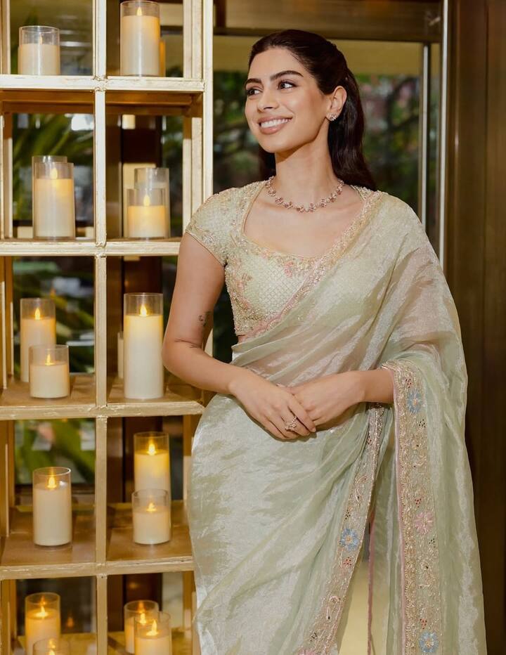 खुशी ने अपनी एक्सेसरीज को बहुत सटल रखा. उन्होंने सिर्फ डायमंड नेकलेस और छोटे ईयररिंग्स पहने, जिससे उनका लुक और भी क्लासी नजर आया. उनके खुले बाल और नैचुरल मेकअप ने उनकी सिंपलीसिटी में चार चांद लगा दिए.