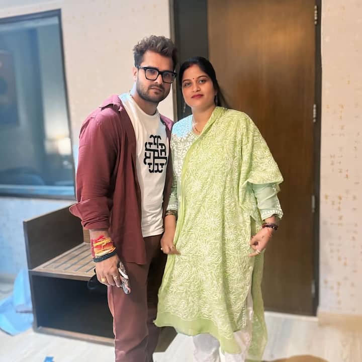 सिंपल सूट और माथे पर लाल बिंगी लगाए चंदा यादव बहुत खूबसूरत लग रही हैं.