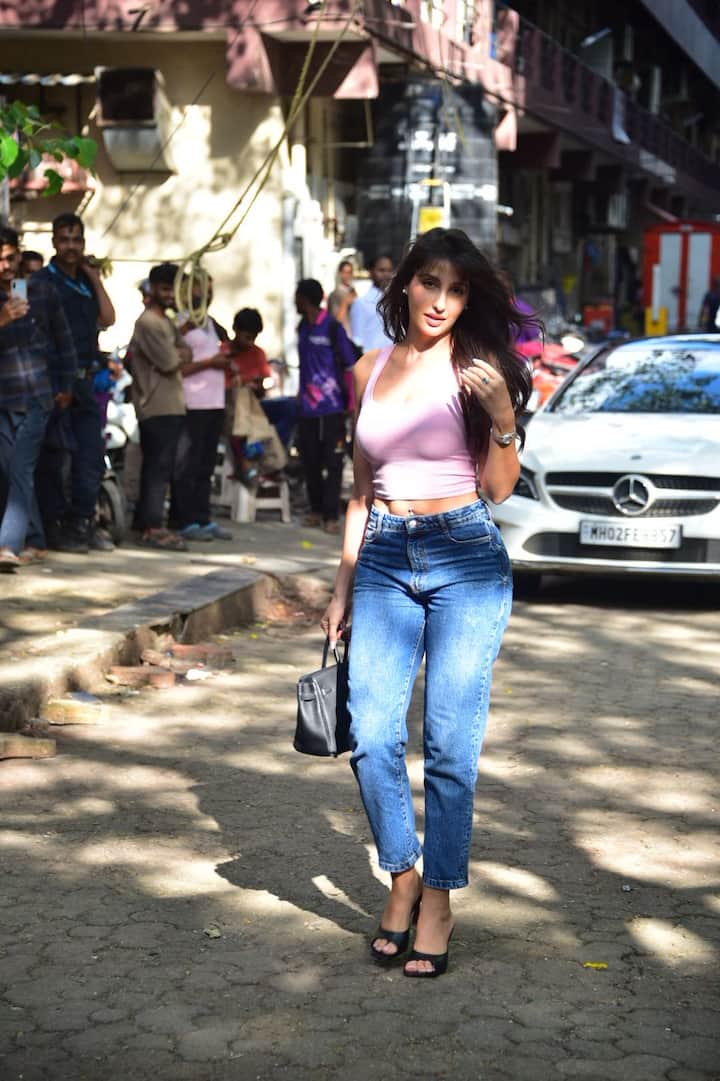 प्रोफेशनल लाइफ में भी एक्ट्रेस बढ़िया काम कर रही हैं. आखिरी बार उन्हें नेटफ्लिक्स की सीरीज 'द रॉयल्स' में देखा गया था.