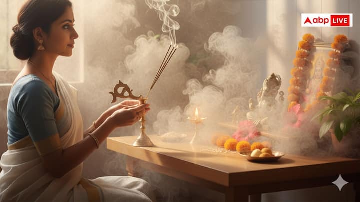 पूजा में प्रतिदिन चार अगरबत्तियां जलाने से सुख-समृद्धि आती है, घर में सकारात्मक ऊर्जा का संचार होता है और वातावरण शुद्ध होता है, जिससे नकारात्मकता समाप्त होती है. यह घर के वास्तु दोषों को भी दूर करता है, मानसिक तनाव को कम करता है और कार्यक्षेत्र में आने वाली बाधाओं को दूर कर सफलता दिलाता है.