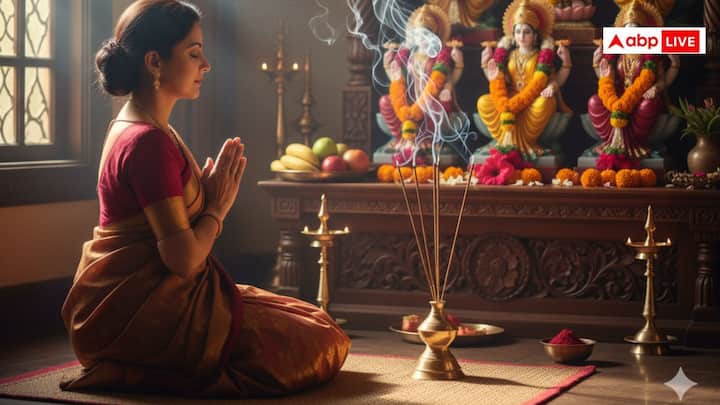 रोजाना पूजा पाठ के दौरान आप 1 या 2 अगरबत्ती जला सकते हैं, लेकिन 1 अगरबत्ती जलाने से बचना चाहिए क्योंकि यह असंतुलन का प्रतीक माना जाता है. अगरबत्ती की सही संख्या देवी-देवताओं की कृपा और घर में शांति-समृद्धि के लिए महत्वपूर्ण मानी जाती है.