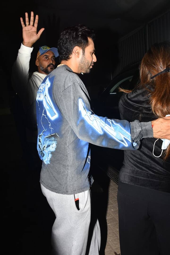 यह कपल हमेशा की तरह एक-दूसरे के साथ बेहद प्यारा लग रहा था. दोनों का यह कोऑर्डिनेटेड कैज़ुअल लुक कपल स्टाइल गोल्स के लिए एकदम सही इंस्पिरेशन है, न ज्यादा ओवर, न बहुत सिंपल बस एकदम रिलैक्स्ड और स्टाइलिश.