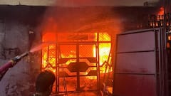 फिरोजाबाद: सिरसागंज के टेंट हाउस में लगी भीषण आग, लाखों रुपये का सामान जलकर खाक