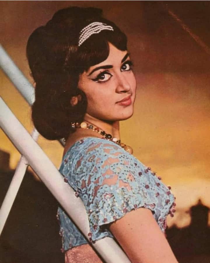 हेमा मालिनी और धर्मेंद्र की शादी को कई साल हो गए, लेकिन एक्ट्रेस ने आजतक उनके पहले परिवार से दूरी बनाकर रखी है.