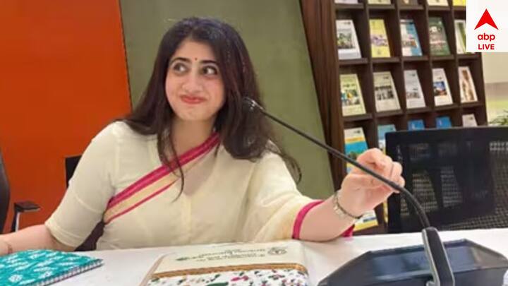 অম্বিকা রানা গুজরাতের আমদাবাদের সিইপিটি বিশ্ববিদ্যালয় থেকে স্থাপত্যে স্নাতক করেছিলেন।