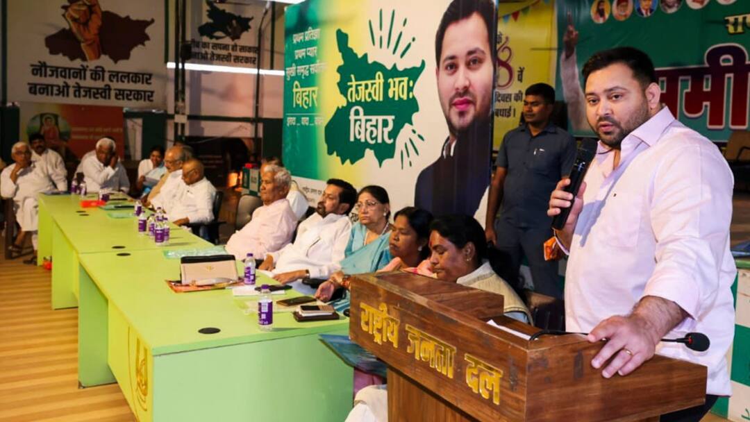 Bihar Assembly Election 2025 RJD Seat Sharing Formula pending delay in multiple candidates selection ann Bihar Election 2025: तेजस्वी यादव कैसे सुलझाएंगे सीट बंटवारे का विवाद? RJD में एक सीट पर कई दावेदार, चयन में देरी से बढ़ी उलझन