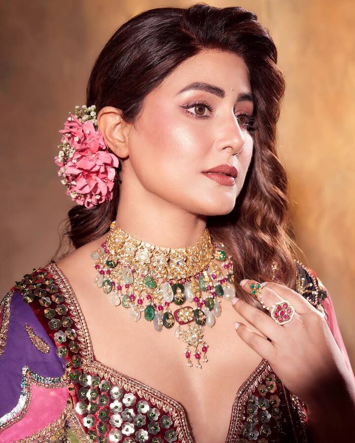 इन तस्वीरों में हिना खान मल्टीकलर का एक हैवी लंहगा पहनकर कैमरे के लिए अलग-अलग पोज देती हुई दिखाई दी.