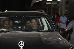 अरबाज़ ख़ान की बेटी से मिलने हॉस्पिटल पहुंचे सलमान खान, मिलने के बाद मुस्कुराते हुए दिया पोज