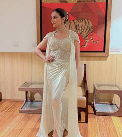 करवा चौथ पर गोल्डन आउटफिट में करना है शाइन? अक्षरा सिंह के कलेक्शन से लें इंस्पिरेशन