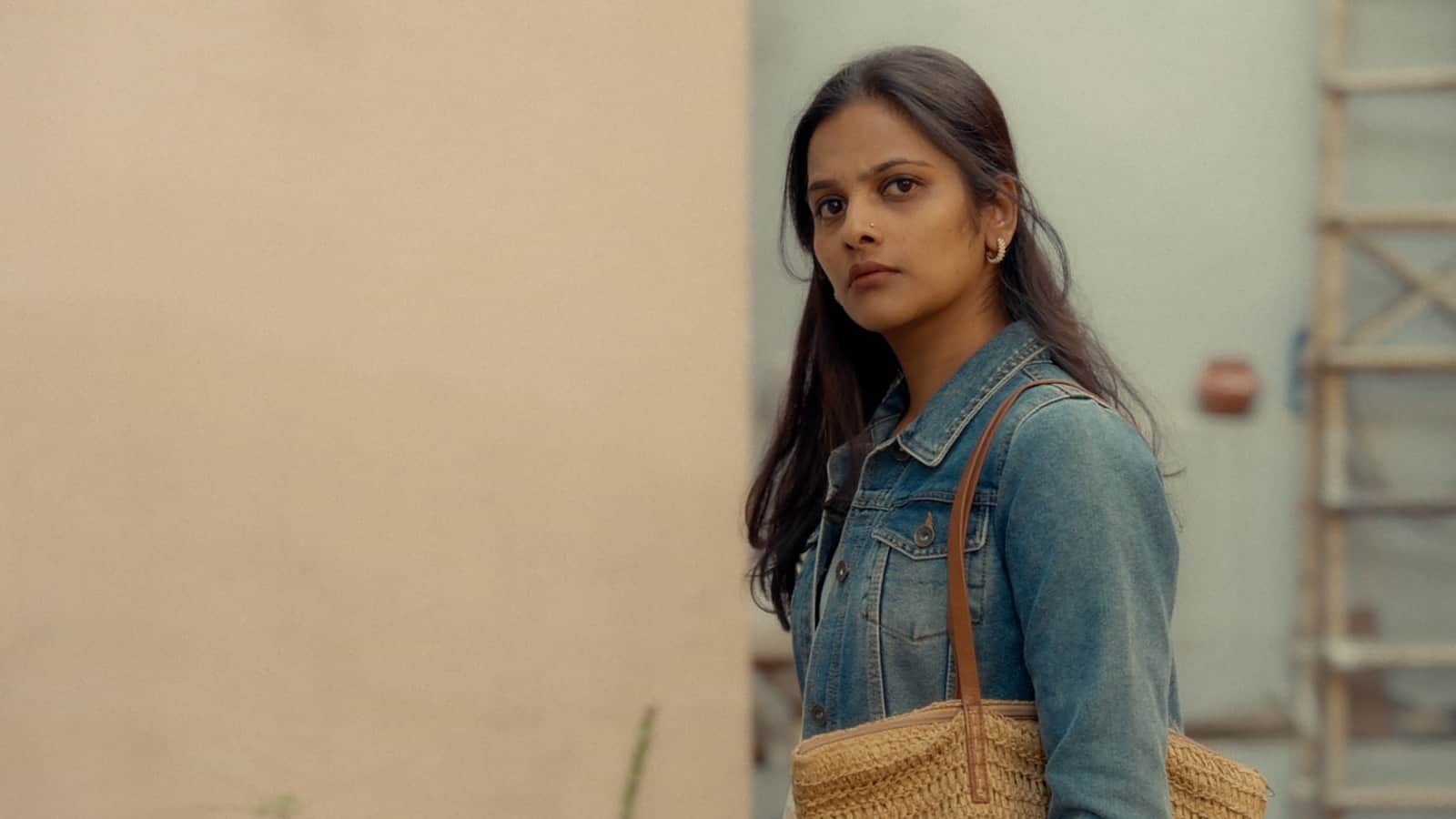 If on a Winter's Night Movie Review: महानगरं आणि तिथल्या घडल्या-बिघडल्या नात्यांची गोष्ट - खिडकी गाव (2025)