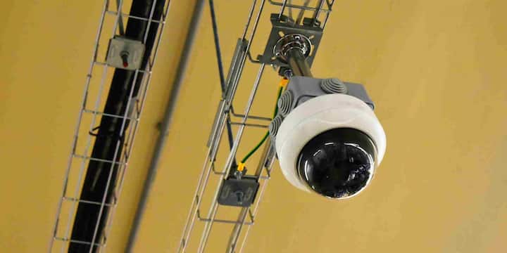 SIM सपोर्ट वाले CCTV कैमरे उन जगहों के लिए खासतौर पर बनाए गए हैं जहां ब्रॉडबैंड कनेक्शन उपलब्ध नहीं होता. ये कैमरे सीधे 4G नेटवर्क के जरिए क्लाउड या मोबाइल ऐप पर डेटा भेजते हैं जिससे यूज़र कहीं से भी अपने कैमरे की लाइव निगरानी कर सकता है. इस तरह चाहे आप घर पर हों या बाहर, आपकी सुरक्षा हमेशा आपके हाथ में रहती है.