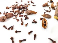 Cloves: नितळ त्वचेसाठी आणि घनदाट केसांसाठी लवंगाचं जादुई पाणी!