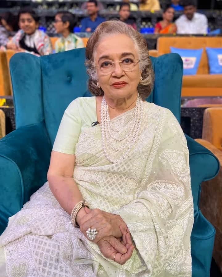 बता दें कि आशा पारेख अब फिल्मों में नजर नहीं आती. लेकिन रिएलिटी शो में बतौर गेस्ट एंट्री लेती रहती हैं.