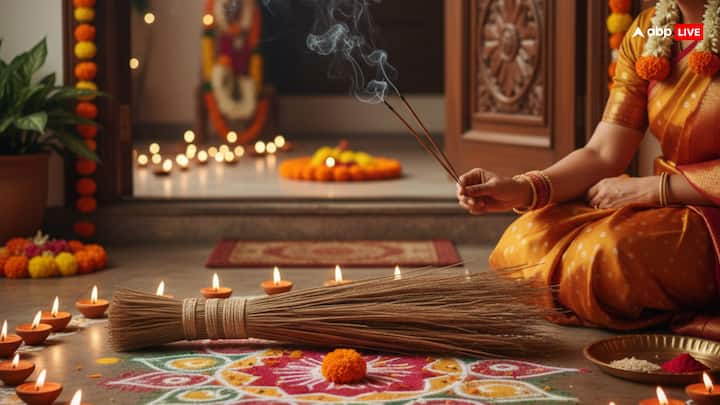 इस शुभ दिन पर नया झाड़ू लाना भी बेहद मंगलकारी माना जाता है. झाड़ू को मां लक्ष्मी का प्रतीक माना जाता है, इसलिए इसे खरीदने से घर की नकारात्मकता दूर होती है. धनतेरस पर लाए गए झाड़ू की पहले पूजा की जाती है और फिर इसका प्रयोग घर में किया जाता है, ताकि मां लक्ष्मी का स्थायी वास बना रहे.