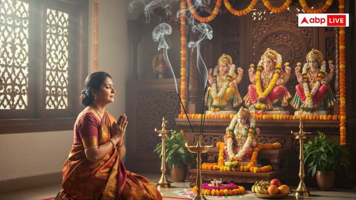 रोजाना पूजा पाठ के लिए एक या दो अगरबत्ती जलाना सबसे आम और उचित माना जाता है, क्योंकि यह वातावरण को शुद्ध और पवित्र बनाता है. चार अगरबत्तियां जलाना विशेष धार्मिक अनुष्ठानों के लिए शुभ होता है, लेकिन नियमित दैनिक पूजा में तीन या पांच अगरबत्तियां जलाने से घर के माहौल में असंतुलन आ सकता है और नकारात्मक ऊर्जा बढ़ सकती है.