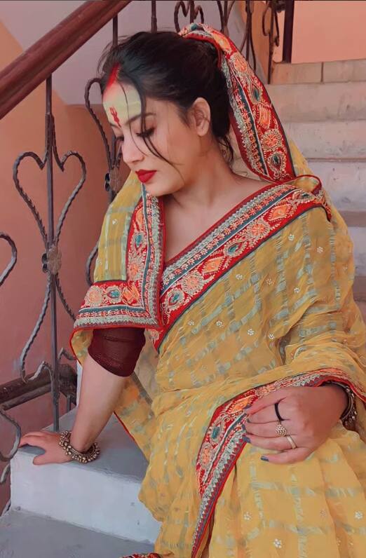 ज्योति का ये ट्रेडिशनल लुक बेहद ही खूबसूरत है. उन्होंने येलो कलर की साड़ी पहनी है और बन बनाया है जिसमें वो काफी सुंदर नजर आ रही हैं.