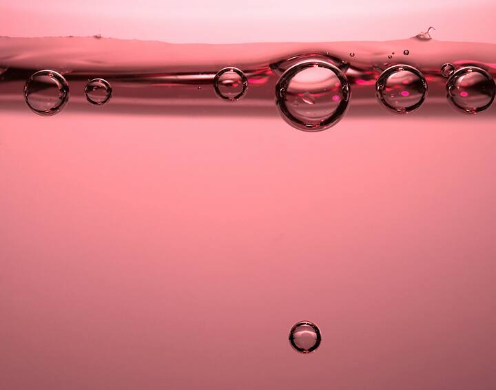 गुलाब पाण्यात  असलेले फ्लेव्होनॉइड्स त्वचेची सूज आणि लालसरपणा कमी करण्यास मदत करतात.