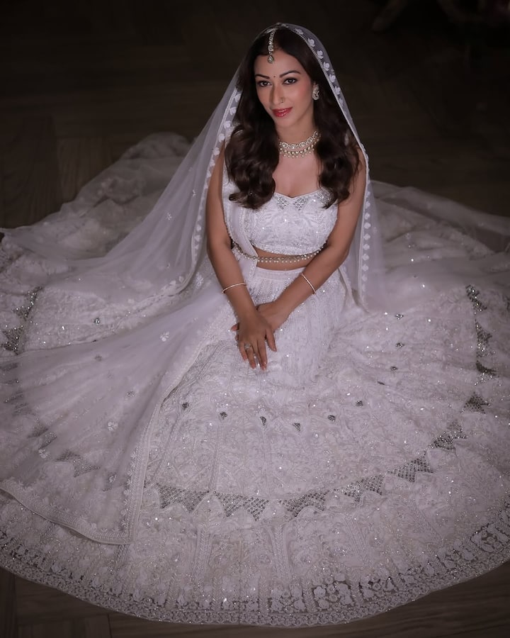 In this photo, Sunayna is seen in a white color lehenga. His elegant style with minimal makeup and shimel accessories looks exactly like a fairytail.