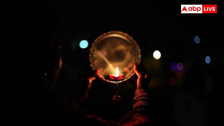 ऐसा कहा जाता है कि भगवान गणेश ने एक बार चंद्रमा को श्राप दे दिया था. भगवान गणेश ने कहा था कि जो कोई भी उसे सीधा देखेगा उसे कलंक और दोष का सामना करना पड़ेगा. इसीलिए करवा चौथ के दौरान महिलाएं छलनी से चांद को देखती हैं.