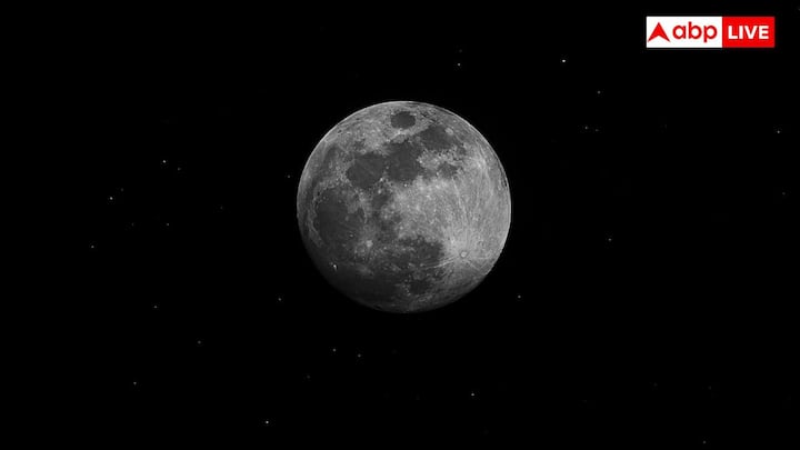 करवा चौथ पति की लंबी आयु और वैवाहिक जीवन में सुख और शांति लाने के लिए मनाया जाता है. चंद्रमा शाश्वत चक्र और पुनर्जन्म से जुड़ा है इसलिए महिलाएं इसे अखंड सौभाग्य का प्रतीक मानकर इसकी पूजा करती हैं.