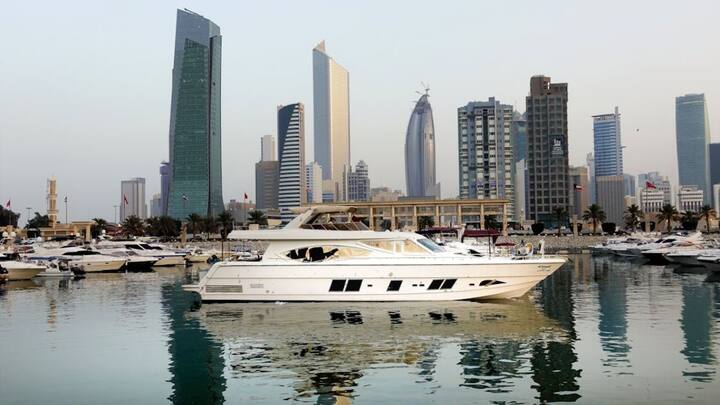 कुवैत की कहानी भी कुछ ऐसी ही है. यह देश भी तेल संपदा के कारण दुनिया के सबसे अमीर देशों में गिना जाता है. यहां सरकार अपने नागरिकों को फ्री स्वास्थ्य सेवाएं, शिक्षा और अन्य सुविधाएं देती है और इसके लिए किसी भी प्रकार का टैक्स नहीं वसूलती है.