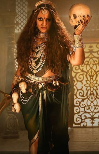 फिल्म 'जटाधारा' में सुधीर बाबू और सोनाक्षी सिन्हा के साथ दिव्या खोसला, शिल्पा शिरोडकर, इंदिरा कृष्णा, रवि प्रकाश, नवीन नेनी, रोहित पाठक, झांसी, राजीव कणकाला और सुबलैखा सुधाकर जैसे एक्टर नजर आने वाले हैं.जी  स्टूडियोज और प्रेरणा अरोड़ा द्वारा प्रस्तुत जटाधारा का प्रोडक्शन उमेश कुमार बंसल, शिविन नारंग, अरुणा अग्रवाल, प्रेरणा अरोड़ा, शिल्पा सिंघल और निखिल नंदा ने किया है. फिल्म के को -प्रोड्यूसर अक्षय केजरीवाल और कुसुम अरोड़ा हैं, जबकि क्रिएटिव प्रोड्यूसर दिव्या विजय और सुपरवाइजिंग प्रोड्यूसर भावना गोस्वामी हैं. फिल्म का दमदार सॉन्ग जी म्यूजिक  कंपनी द्वारा प्रेजेंट किया गया है