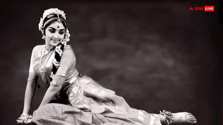 बॉलीवुड एक्ट्रेस हेमा मालिनी आए दिन किसी ना किसी वजह से सुर्खियों में छाई रहती हैं फिर चाहे वो उनकी पर्सनल लाइफ को लेकर हो या प्रोफेशनल लाइफ को लेकर हो.