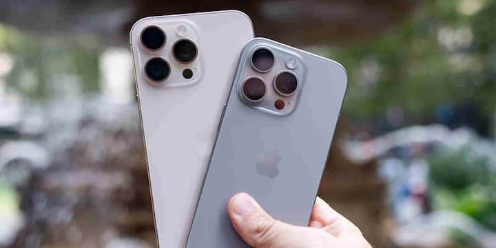 फोन में 6.9-इंच का Super Retina XDR OLED डिस्प्ले दिया गया है जिसका रिज़ॉल्यूशन 2868×1320 पिक्सल है. यह डिस्प्ले Dynamic Island, Always-On Display, ProMotion 120Hz रिफ्रेश रेट, HDR, और True Tone जैसी आधुनिक तकनीकों से लैस है.