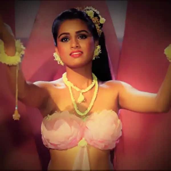 ये फोटोशूट पद्मिनी ने 80 के दशक में ही कराया था. इसमें उनका ग्लैमरस और बोल्ड अंदाज देख फैंस के दिलों की धड़कनें बढ़ गई थी.