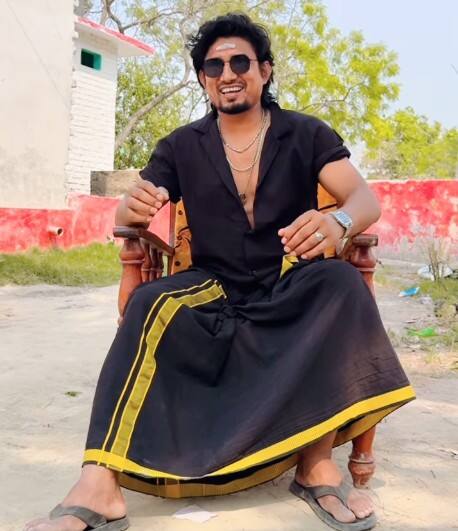 ਧਰਮ ਬਦਲਣ ਦਾ ਦਬਾਅ ਪਾਇਆ ਅਤੇ ਗਰਭਪਾਤ ਕਰਵਾਇਆ ਇਸ ਤੋਂ ਇਲਾਵਾ ਉਸਨੇ ਆਈਪੀਐਲ ਦੌਰਾਨ ਜੀਓ ਟੀਵੀ ਲਈ ਭੋਜਪੁਰੀ ਵਿੱਚ ਕਮੈਂਟ੍ਰੀ ਵੀ ਕੀਤੀ। ਇੱਕ ਸਾਥੀ ਯੂਟਿਊਬਰ ਨੇ ਦੋਸ਼ ਲਗਾਇਆ ਕਿ ਮਨੀ ਨੇ ਵਿਆਹ ਦੇ ਬਹਾਨੇ ਉਸ ਨਾਲ ਬਲਾਤਕਾਰ ਕੀਤਾ, ਇਸਲਾਮ ਧਰਮ ਬਦਲਣ ਲਈ ਦਬਾਅ ਪਾਇਆ ਅਤੇ ਗਰਭਪਾਤ ਕਰਵਾਉਣ ਲਈ ਮਜਬੂਰ ਕੀਤਾ। ਪੁਲਿਸ ਨੇ ਮਾਮਲੇ ਦੀ ਜਾਂਚ ਕੀਤੀ ਅਤੇ ਮਨੀ ਨੂੰ ਪਟਨਾ ਤੋਂ ਗ੍ਰਿਫ਼ਤਾਰ ਕੀਤਾ। ਉਹ ਹੁਣ ਅਗਲੇਰੀ ਕਾਰਵਾਈ ਕਰ ਰਹੇ ਹਨ।