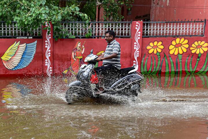 IMD के मुताबिक मंगलवार को वाराणसी, सोनभद्र, मिर्जापुर, चंदौली, गाजीपुर, जौनपुर, सीतापुर, अंबेडकर नगर, बस्ती, अयोध्या, गोंडा, बलरामपुर, श्रावस्ती, बहराइच, सीतापुर, बाराबंकी, लखीमपुर खीरी, हरदोई, कन्नौज, औरया, बदायूं, बरेली, रामपुर, संभल और मुरादाबाद में बादलों की गरज-चमक के साथ मध्यम से हल्की बारिश होने की संभावना है.